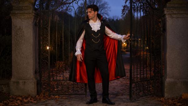 Best Dracula Costume for Men: How to Make a Vampire Costume Look Classy, Not Cheap